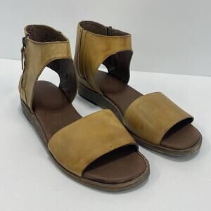 Gee Wa Wa Faye Leather Sandal Size 8 mustard tan distressed